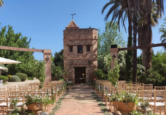 The ceremony courtyard at Jardines La Cartuja